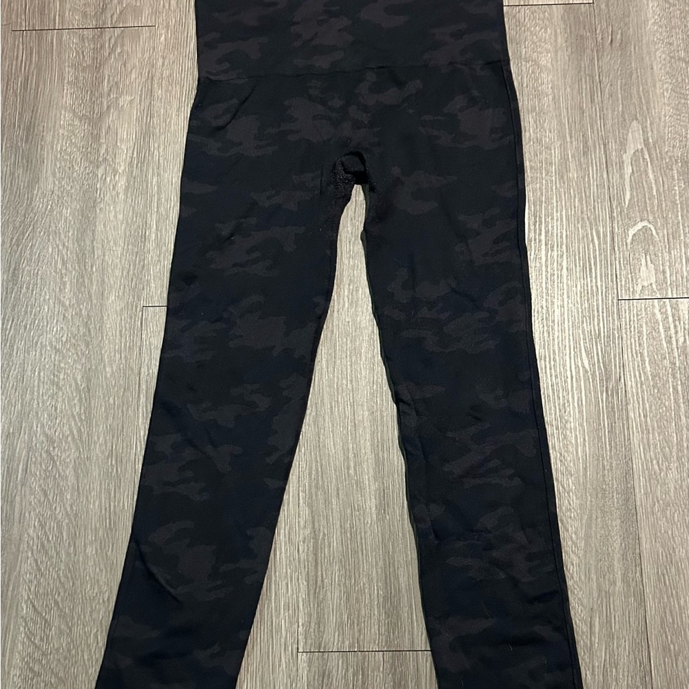 SPANX Women's Black Camo Patterned Leggings